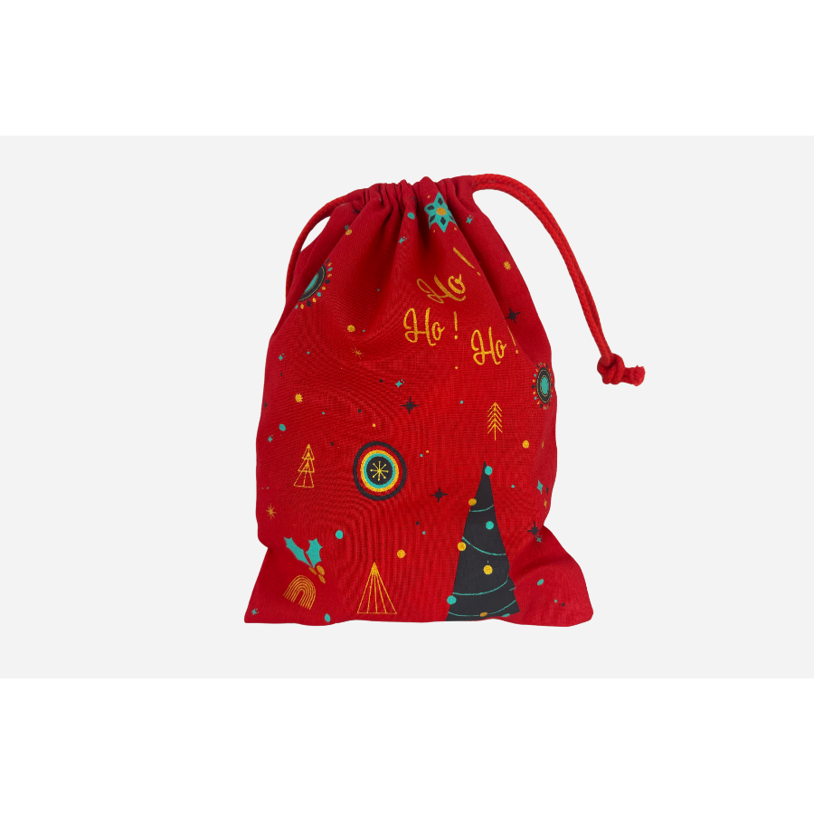 Pochon en tissu aux décors de Noël garni de produits artisanaux Pochon en tissu aux décors de Noël garni de produits artisanaux